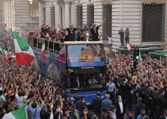 La selección de Italia recorre Roma en imágenes