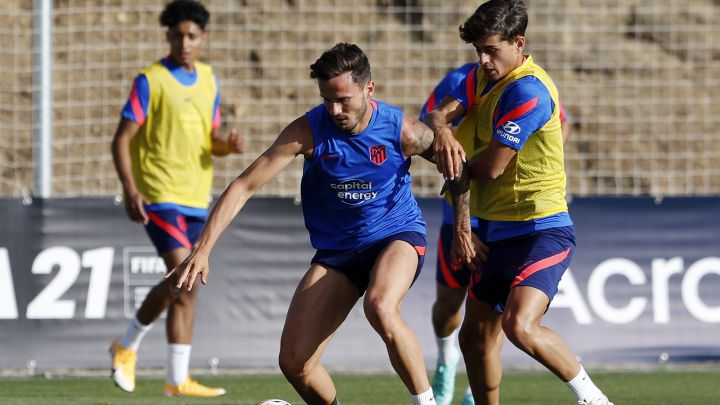 Saúl protege el balón en el entrenamiento del Atlético.