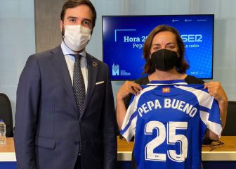El consejero vasco de Turismo logra enfundar la camiseta del Alavés a Pepa Bueno