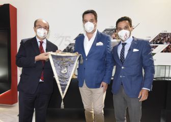 El presidente de Millonarios y un banderín con mucha historia