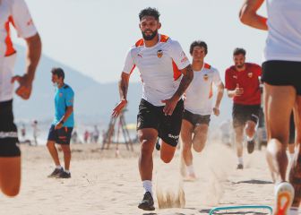 El entrenamiento del Valencia en la playa de Oliva en imágenes