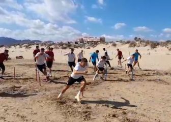 Los jugadores del Valencia entrenaron en la playa de Oliva