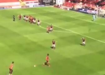 ¿Cómo se huele esto un portero? La treta en este golazo de falta que puede crear escuela