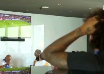 La plantilla del Madrid atentos al partido de la Décima y pasa esto