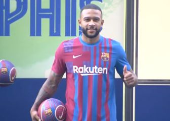 Depay ya posa como jugador del FC Barcleona en el Camp Nou