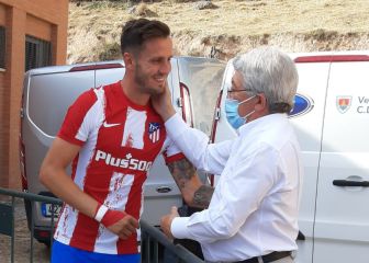 Cariñoso abrazo de Cerezo a Saúl