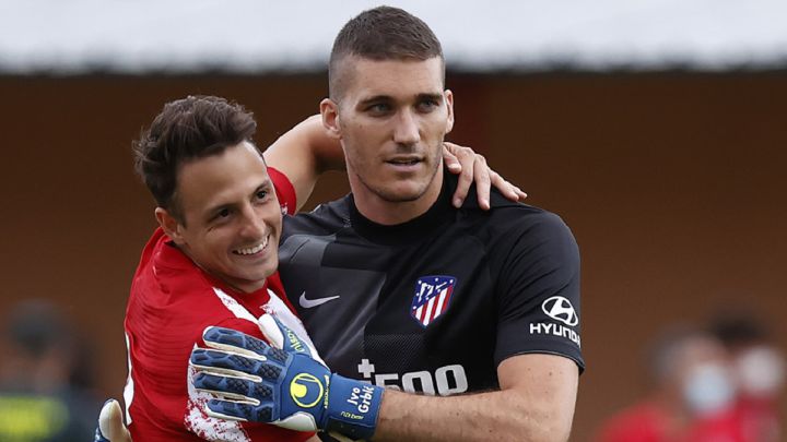Arias y Grbic se abrazan tras el Numancia-Atlético