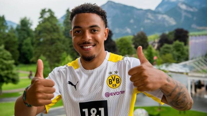 Oficial: Malen ficha por el Borussia Dortmund