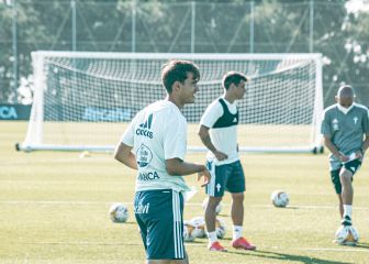 Denis ensaya las celebraciones de gol en el espejo de su casa