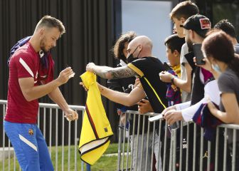 Pjanic y Neto rompen el protocolo por una buena causa
