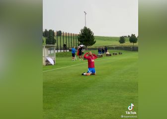 ¿Celebra su continuidad en el Barça?: Griezmann y la perfecta imitación a Depay