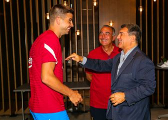 Laporta exhibe su buen rollo con los capitanes