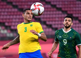 Con Acuña y el Papu Gómez pero casi sin centrales