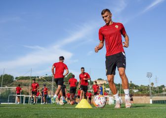 Doce días para el debut y la casa sin barrer