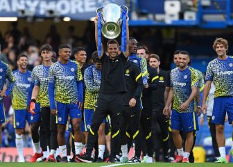 Brindando el trofeo de Champions a la afición