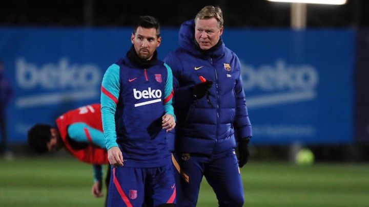 Leo Messi y Ronald Koeman hablan durante una sesión de entrenamiento.