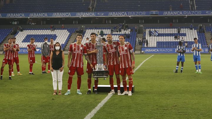Varios jugadores de la Ponferradina con la Torre de Hércules junto a la alcaldesa Inés Rey.