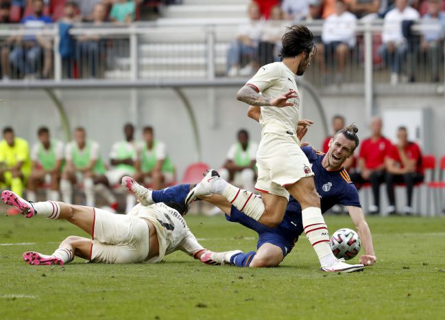 Momento en que Calabria comete penalti sobre Bale.