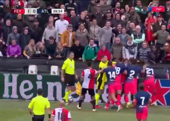 Tensión en el Feyenoord-Atlético: roja a Carrasco y tangana