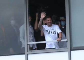 Aparece Messi a saludar desde un balcón y ya es una locura