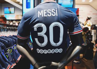 Largas colas en la tienda del PSG para conseguir la camiseta de Messi