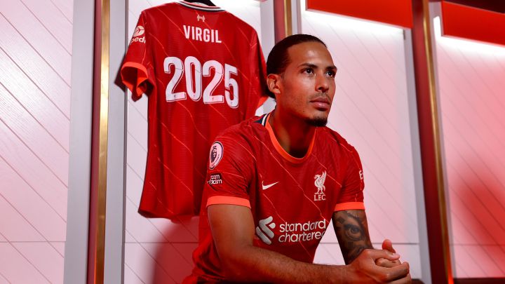Virgil Van Dijk, jugador del Liverpool, posa con una camiseta con el dorsal 2025 tras anunciar su renovación.