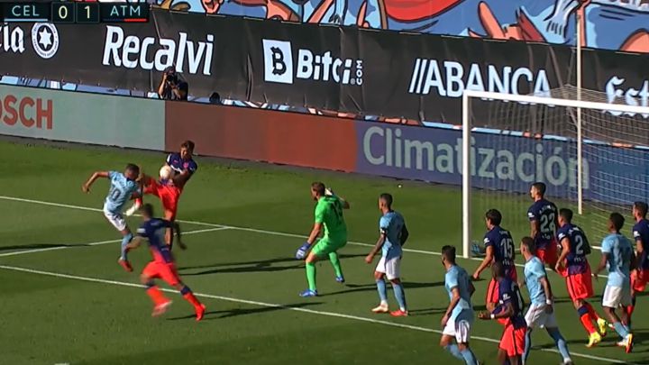El penalti pitado por mano a Llorente que indigna al Atleti
