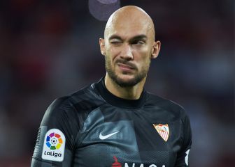 Dmitrovic convenció a la grada en su debut como sevillista