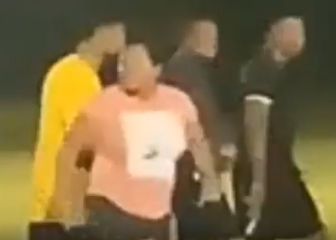 Un grupo de bárbaros pretenden linchar al árbitro y este coge una pistola...