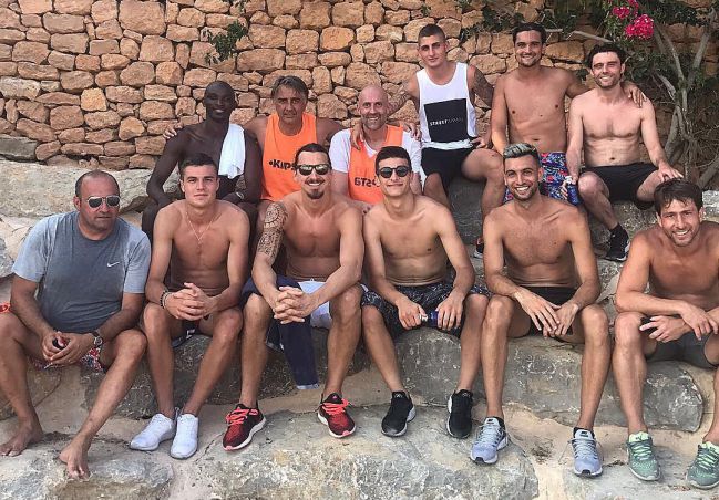 Di Campli, a la izquierda, en Ibiza con Verratti y varios jugadores del PSG en 2017.
