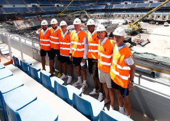 Ancelotti y varios jugadores visitan las obras del Benabeu
