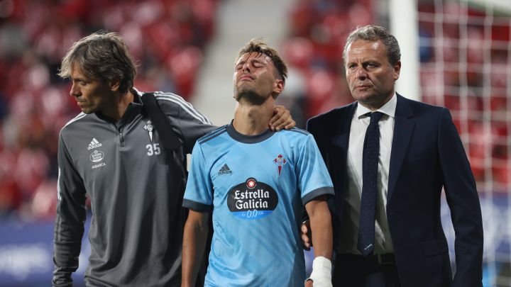 Kevin Vázquez se marcha llorando tras lesionarse en el partido entre Osasuna y el Celta.