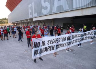 Decenas de socios se manifiestan contra el sí de Osasuna al CVC