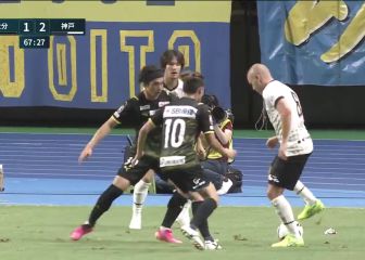 Iniesta con 2 rivales y la banda acosándolo: el video que deberás mirar varias veces