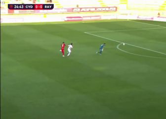 Rubiales llevándose las manos a la cabeza con el primer gol de la historia de la Primera RFEF