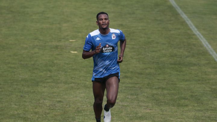 Uche Agbo en un entrenamiento con el Deportivo.