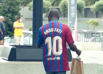 El padre de Ansu va a la tienda del Barça por camisetas de su hijo con el dorsal 10