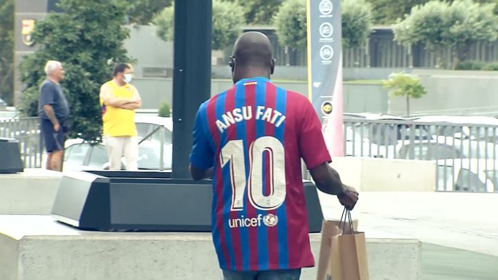 El padre de Ansu es un genio: va a la tienda del Barça a primera hora y  gasta más de 800€ en camisetas - AS.com