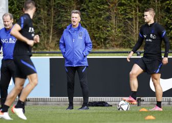Van Gaal se la juega en su segundo partido en la Oranje