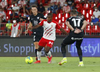 Un Almería con las cosas claras gana al Málaga con goles de Sadiq y Chumi