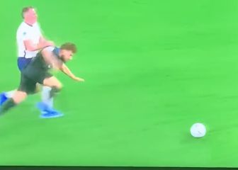 Terrible acción de Carragher... ¡en un partido benéfico!