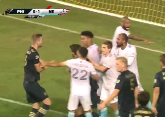 Pitorreo general por la nada sutil pérdida de tiempo de este jugador: fueron 4 a por él luego