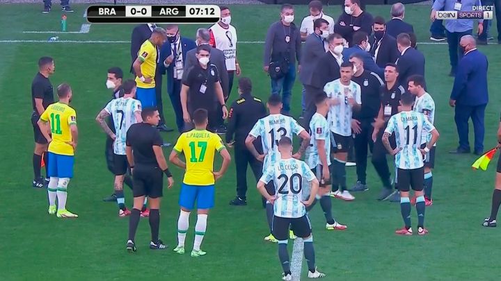 El bochornoso momento que paraliza el Brasil-Argentina a los 6'