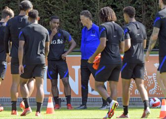 Primer vistazo de Van Gaal al precipicio de la repesca