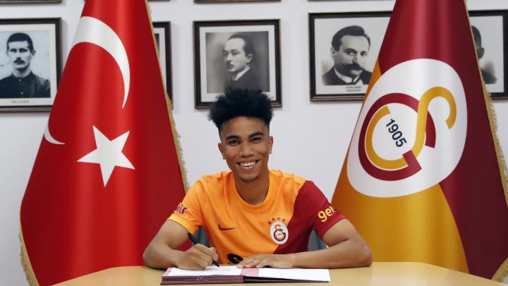 Assunçao ha sido presentado con el Galatasaray.