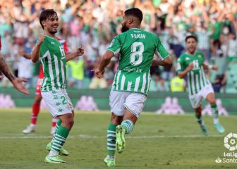 Cabrera rescata al Espanyol en el 97' ante un Betis con diez