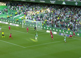 Bellerín ilusiona: vean el 'taco' que armó en el 2-1 con Canales y Fekir