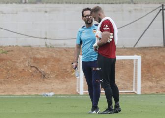 Cillessen limpia los guantes