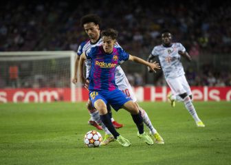 Gavi (17 años) pasa por delante de Sergi Roberto y Coutinho