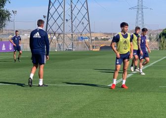 Pacheta ensaya una formación con cuatro defensas